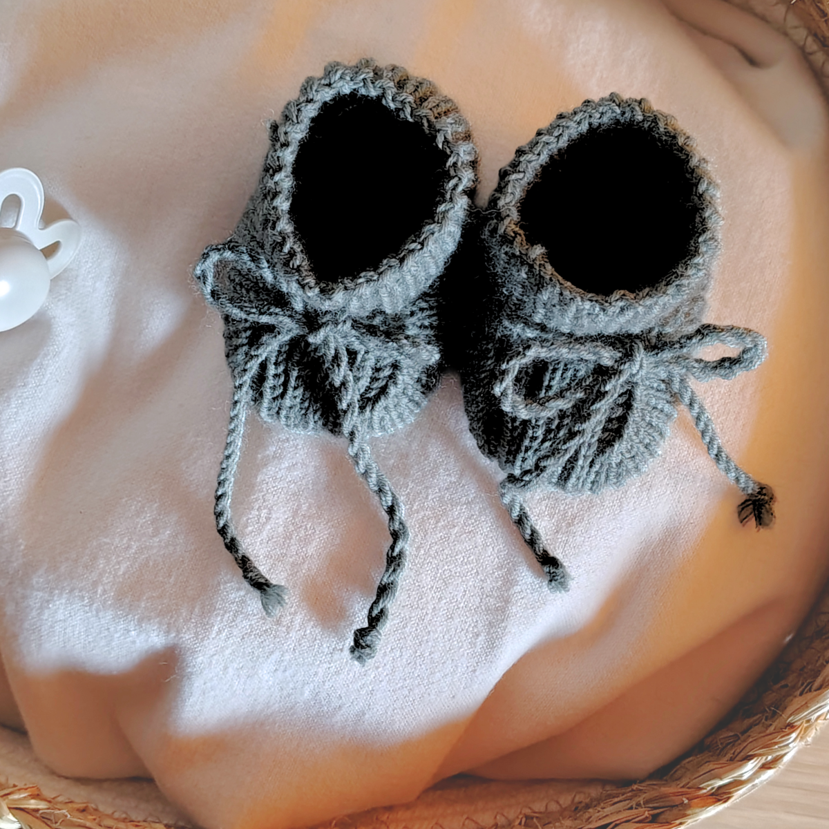 Gestrickte Babyschuhe aus Merinowolle in Salbei, handgemacht in Kärnten