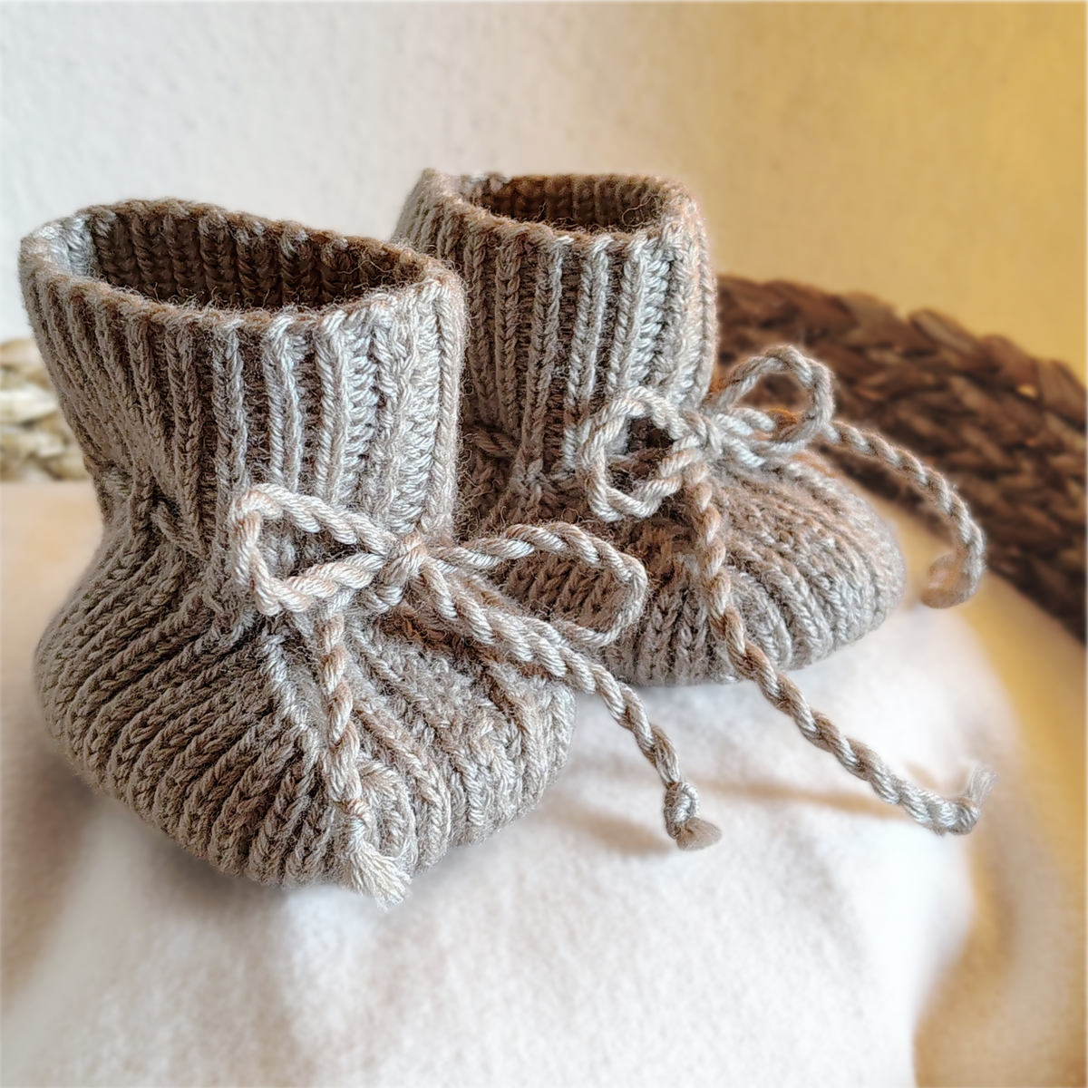 Gestrickte Babyschuhe aus Merinowolle in Beige, handgemacht in Kärnten