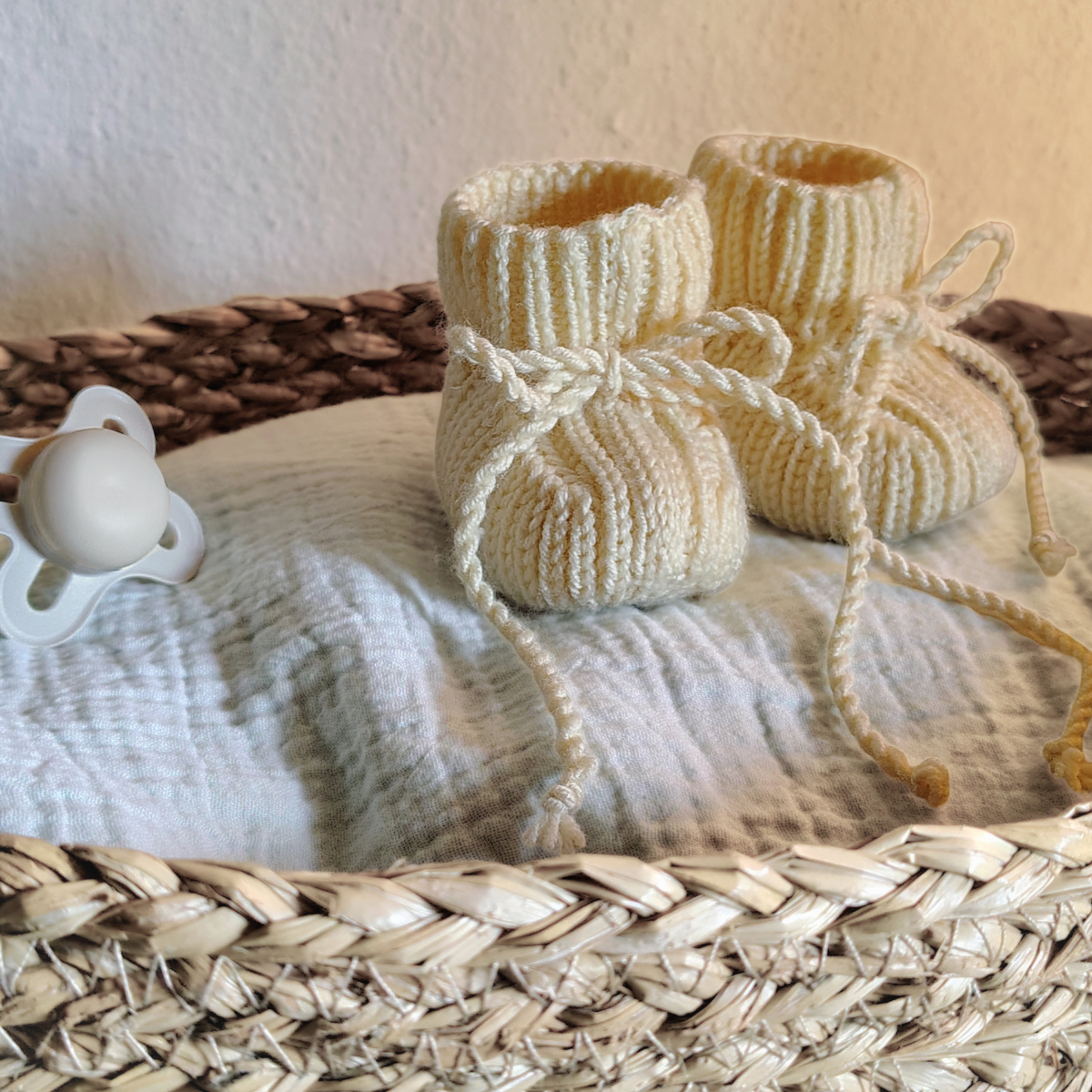 Gestrickte Babyschuhe aus Merinowolle in gelb, Creme handgemacht in Kärnten