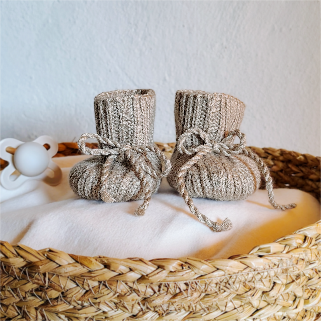 In Kärnten gestricke Babyschuhe aus Merinowolle