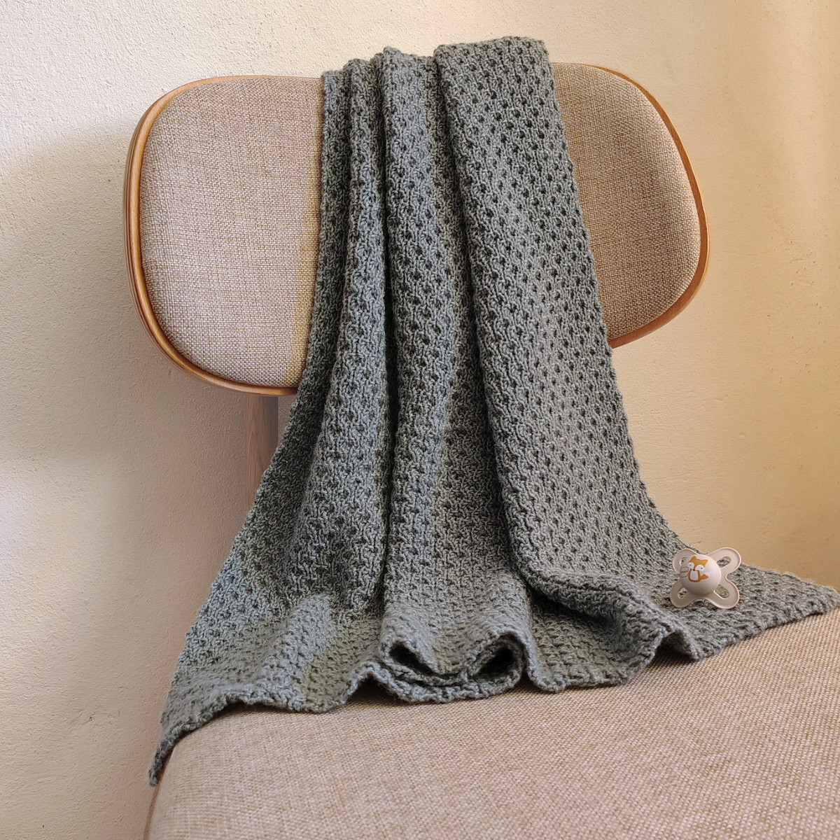 Gestrickte Babydecke aus Merinowolle in Salbei – handgefertigt in Kärnten | 0+ Monate