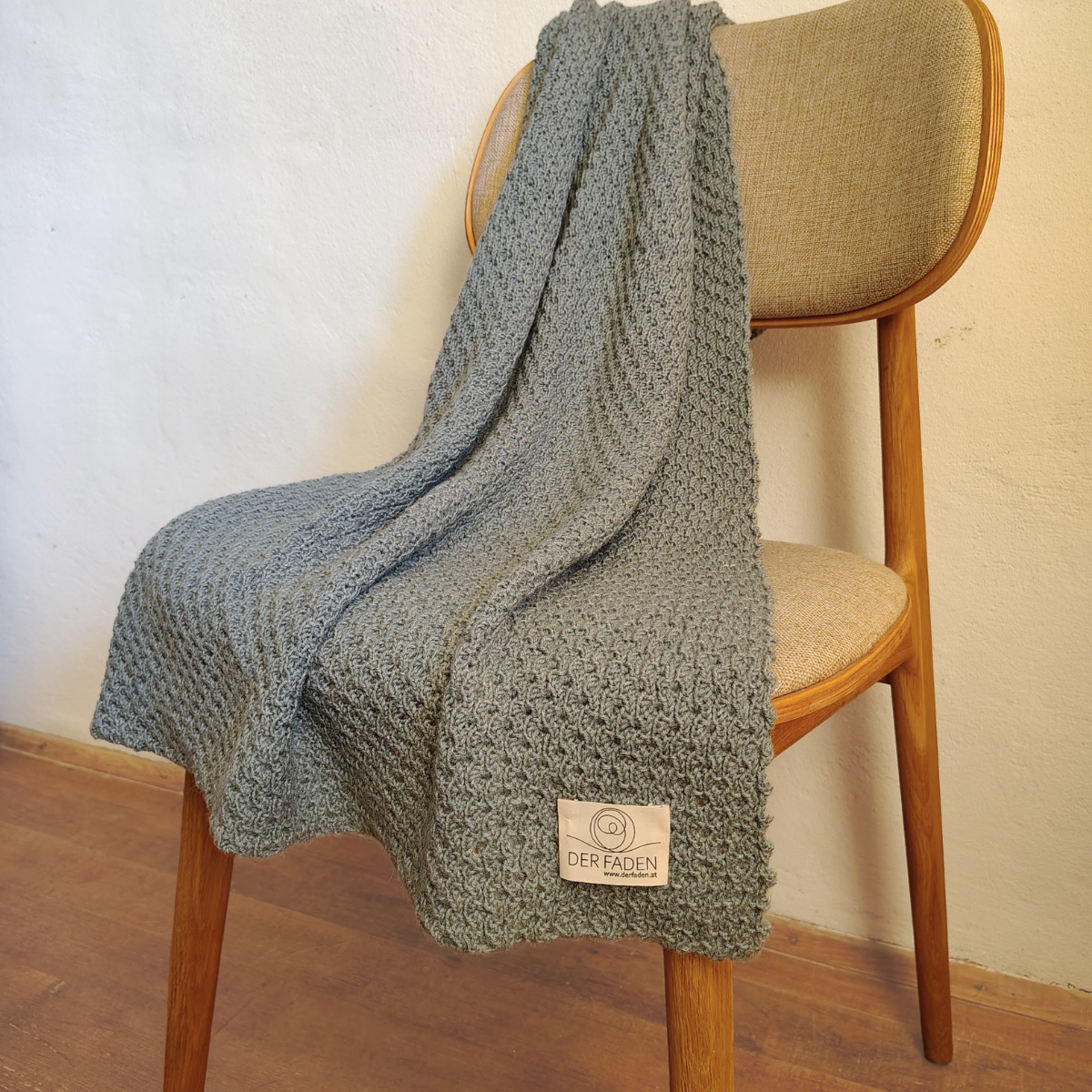 Gestrickte Babydecke aus 100% Merinowolle salbei, grün
, handgefertigt in Kärnten, Österreich