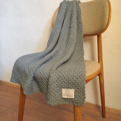 Gestrickte Babydecke aus 100% Merinowolle salbei, grün
, handgefertigt in Kärnten, Österreich