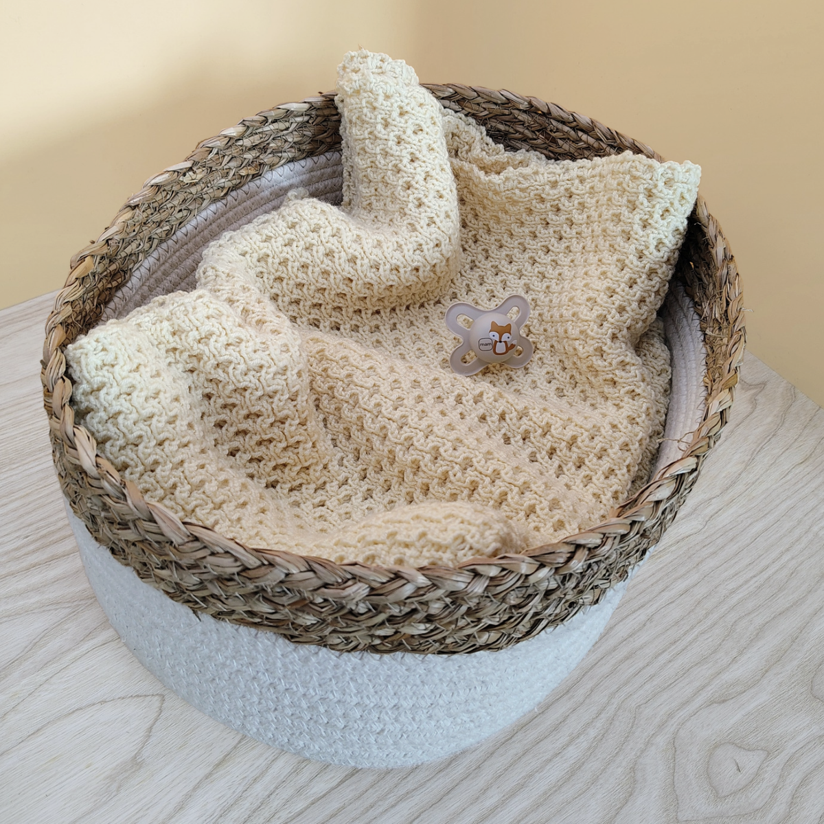 Gestrickte Babydecke aus 100% Merinowolle gelb, creme, handgefertigt in Kärnten, Österreich