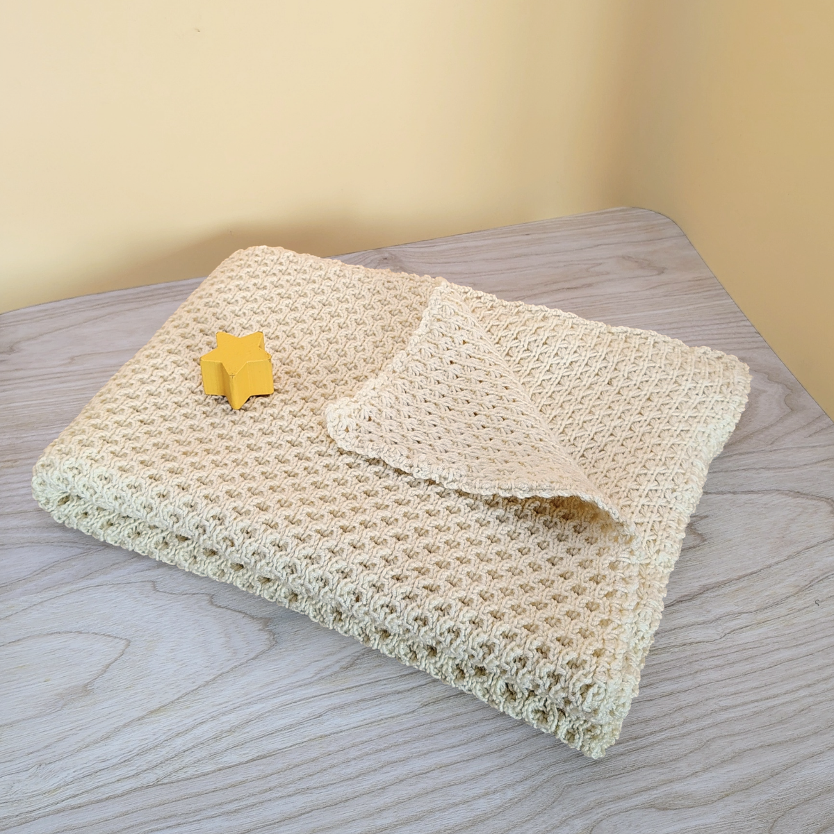 Gestrickte Babydecke aus 100% Merinowolle gelb, creme, handgefertigt in Kärnten, Österreich