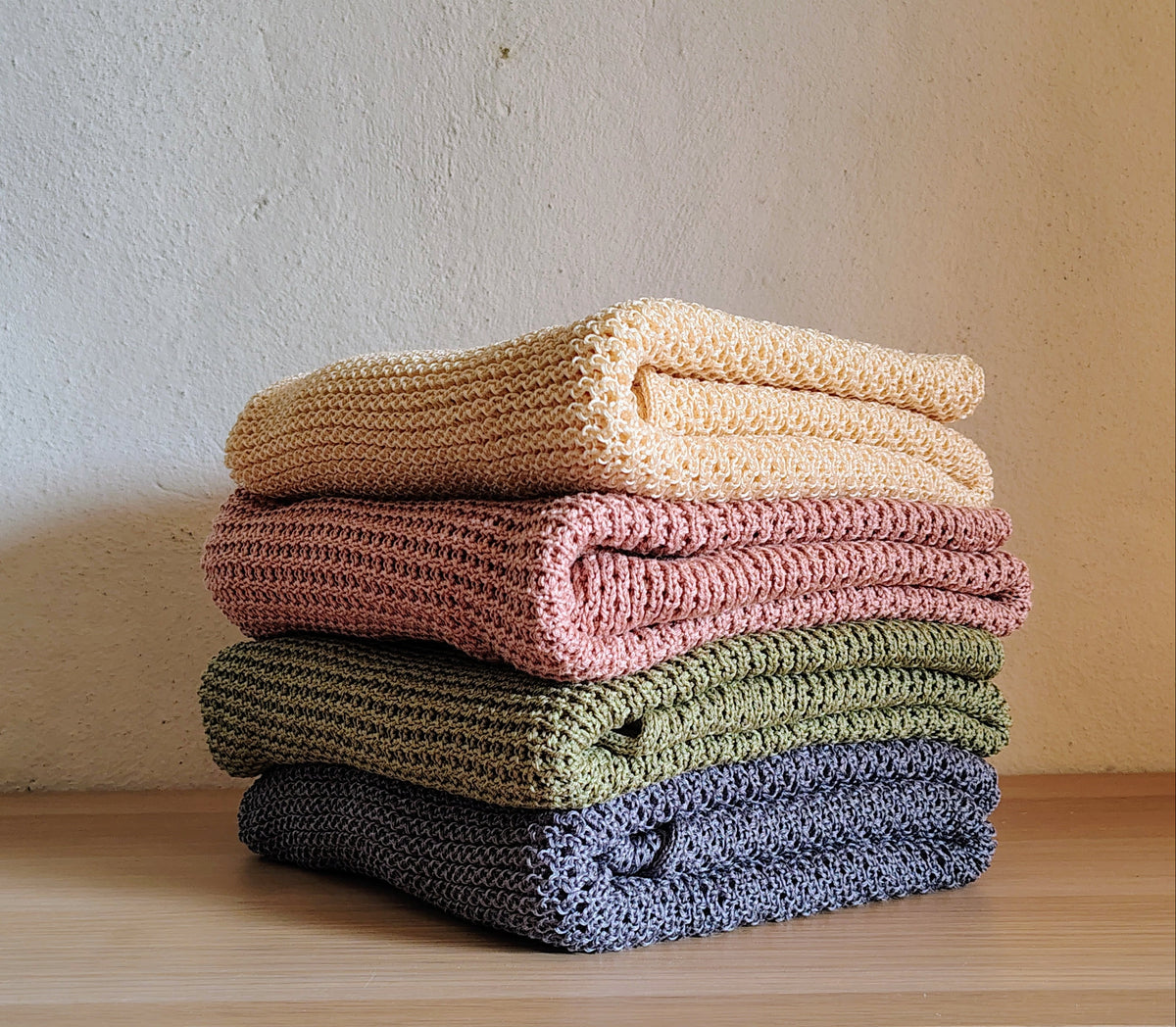 Strickdecke für Babys aus Baumwolle, Handgestrickt in Kärnten in vier versiedenen Farben