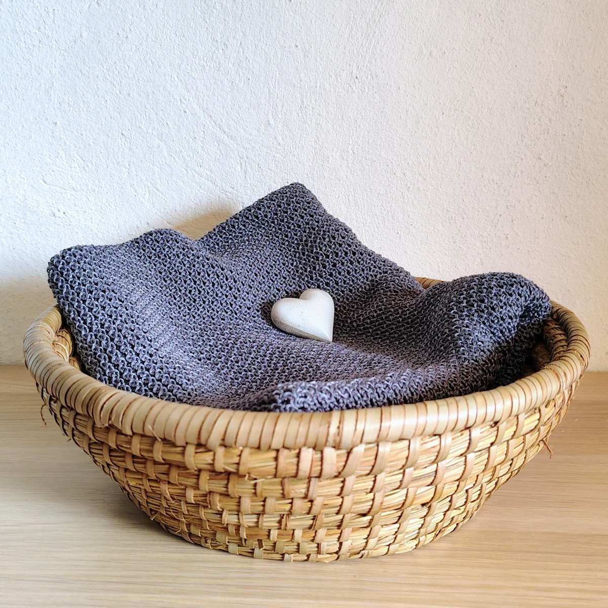 Gestrickte Babydecke aus 100 % Baumwolle in rblau, leicht und atmungsaktiv, ideal für warme Tage.