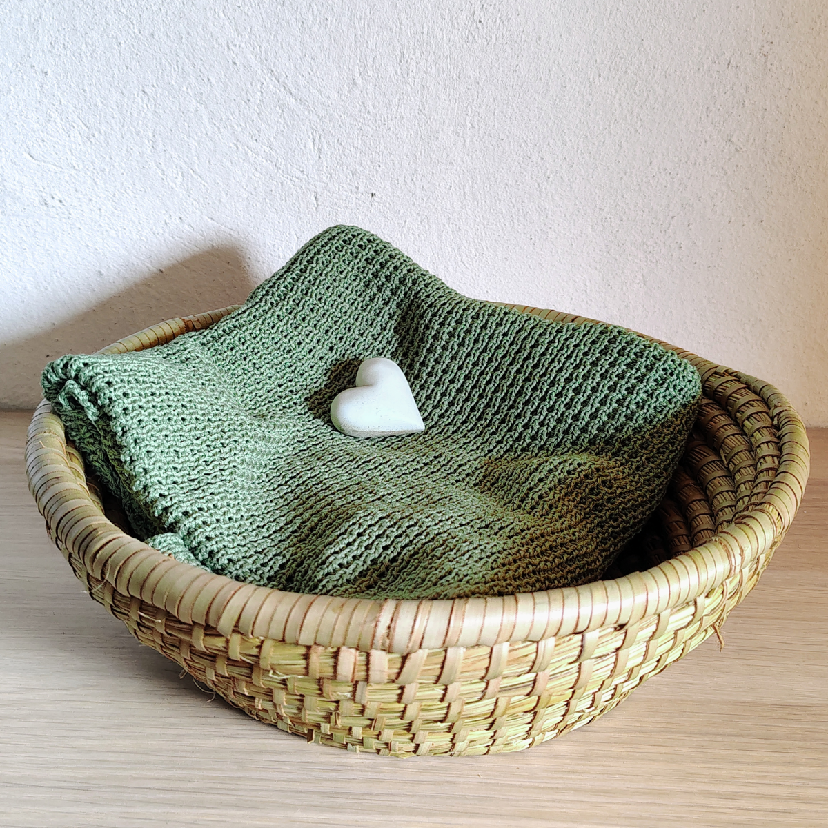 Gestrickte Babydecke aus 100 % Baumwolle in grün, leicht und atmungsaktiv, ideal für warme Tage.