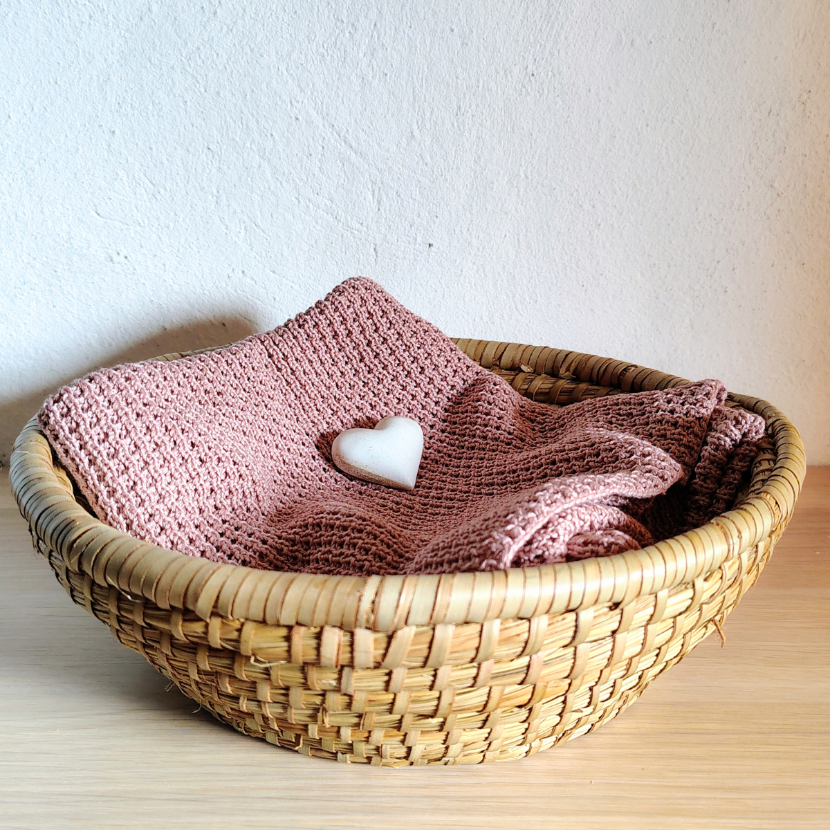 Gestrickte Babydecke aus 100 % Baumwolle in rosa, leicht und atmungsaktiv, ideal für warme Tage.