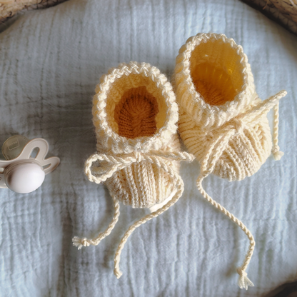 Gestrickte Babyschuhe aus Merinowolle in gelb, Creme handgemacht in Kärnten