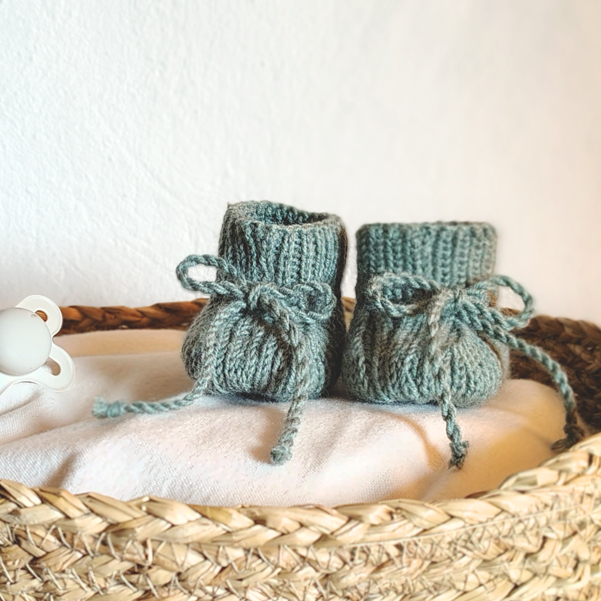 Gestrickte Babyschuhe aus Merinowolle in Salbei